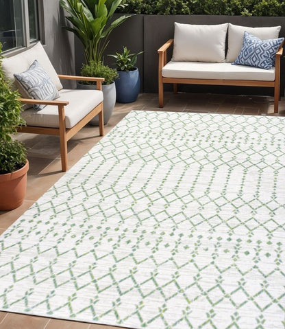 5' X 8' Green And Ivory Trellis Indoor Outdoor Area Rug