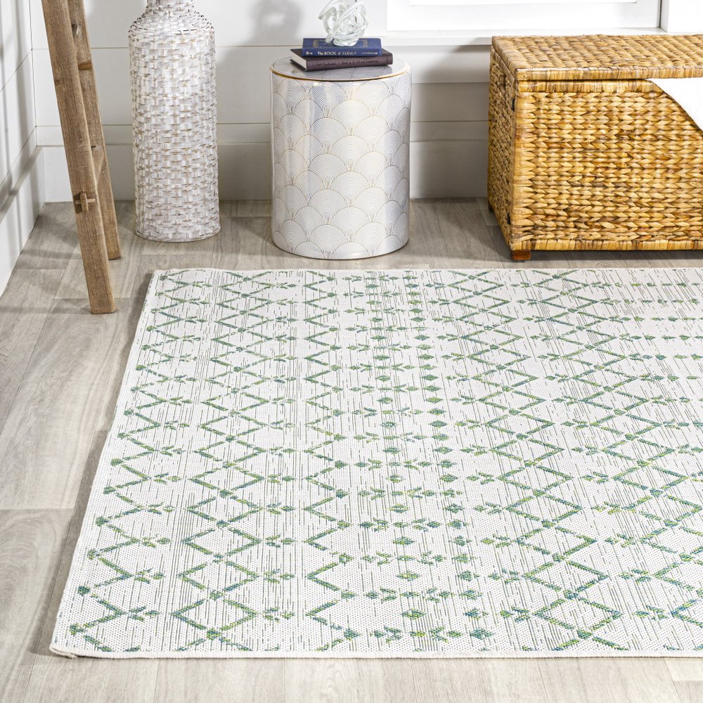 5' X 8' Green And Ivory Trellis Indoor Outdoor Area Rug