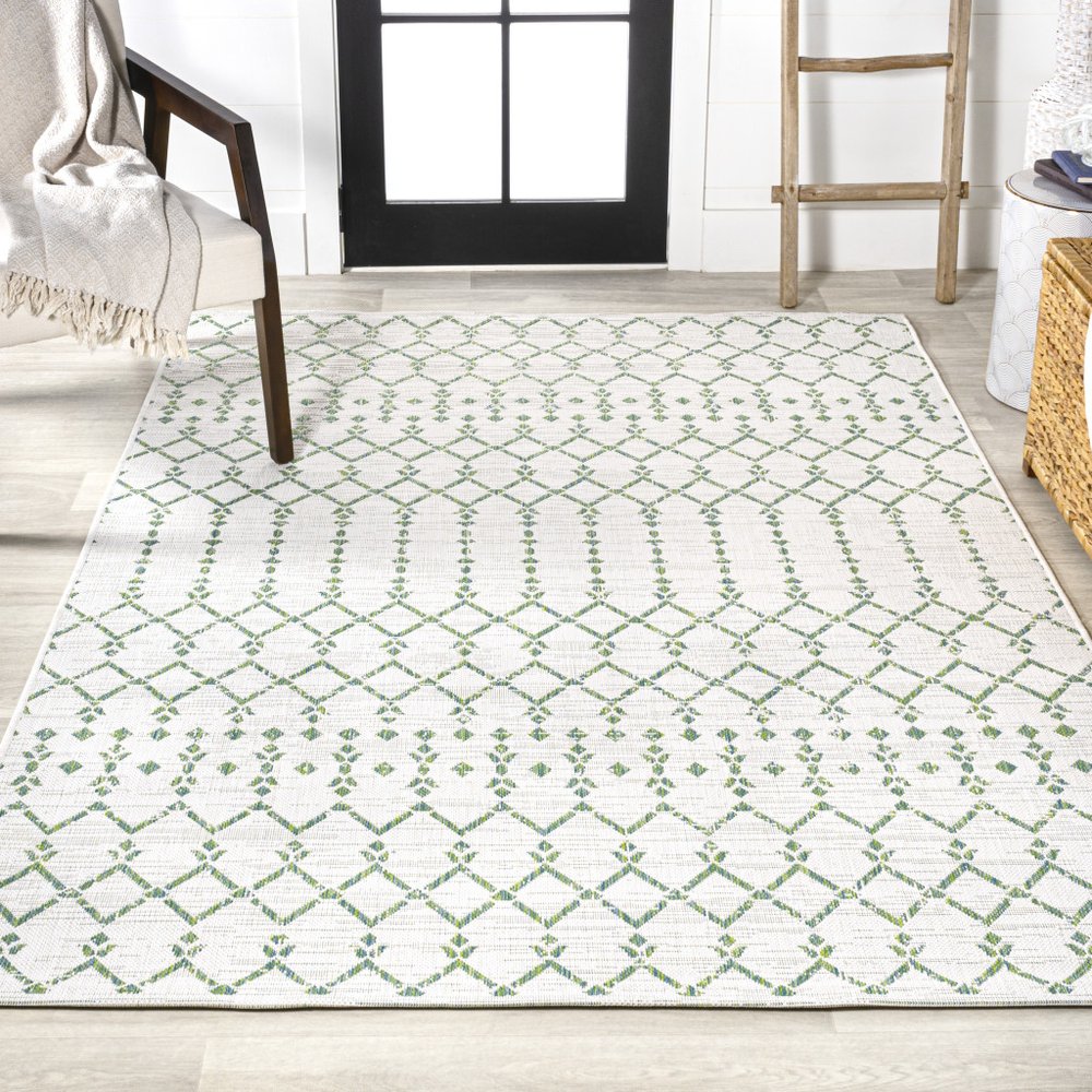 5' X 8' Green And Ivory Trellis Indoor Outdoor Area Rug