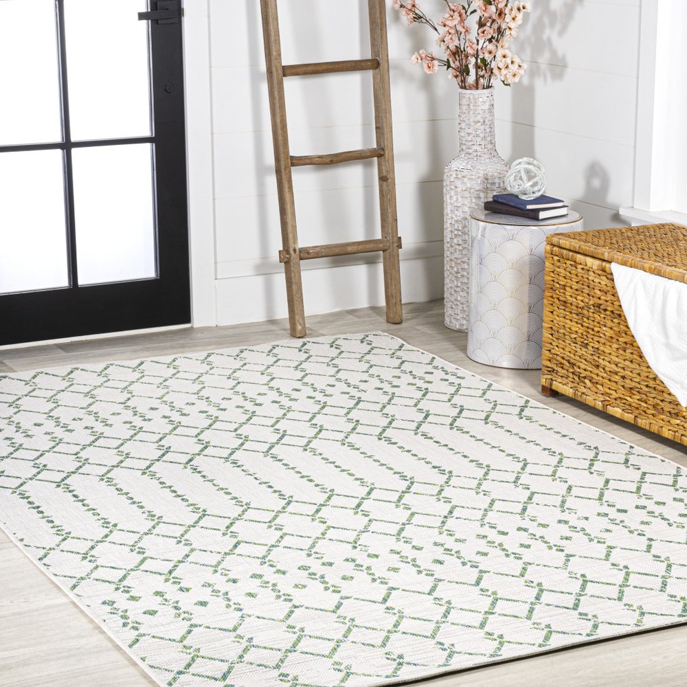 5' X 8' Green And Ivory Trellis Indoor Outdoor Area Rug