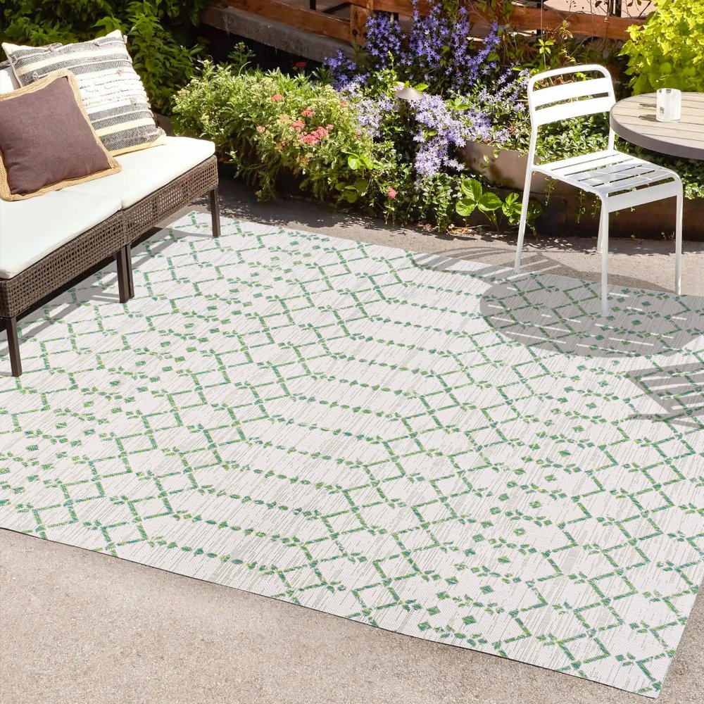 5' X 8' Green And Ivory Trellis Indoor Outdoor Area Rug