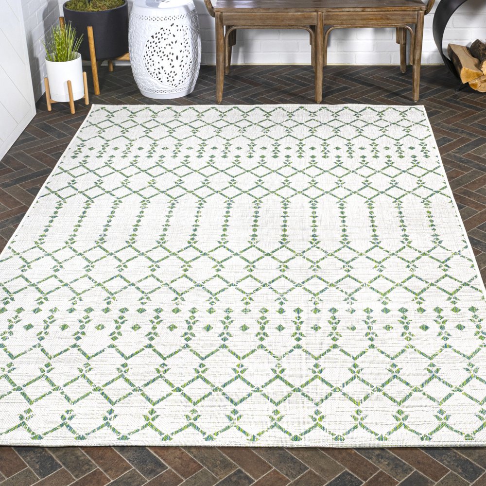 5' X 8' Green And Ivory Trellis Indoor Outdoor Area Rug